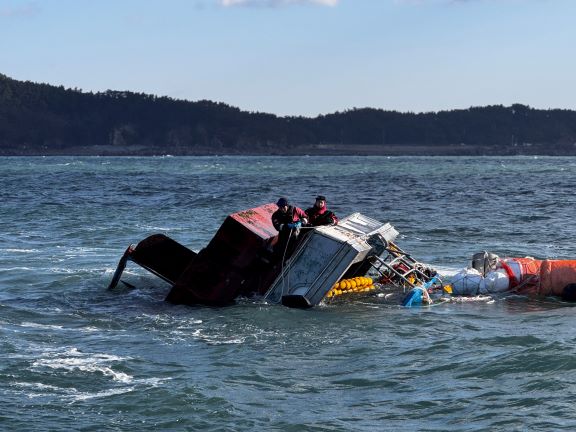 수중수색을 위해 직접입수하여 사고선박으로 접근하는 모습    (사진제공=태안해경)
