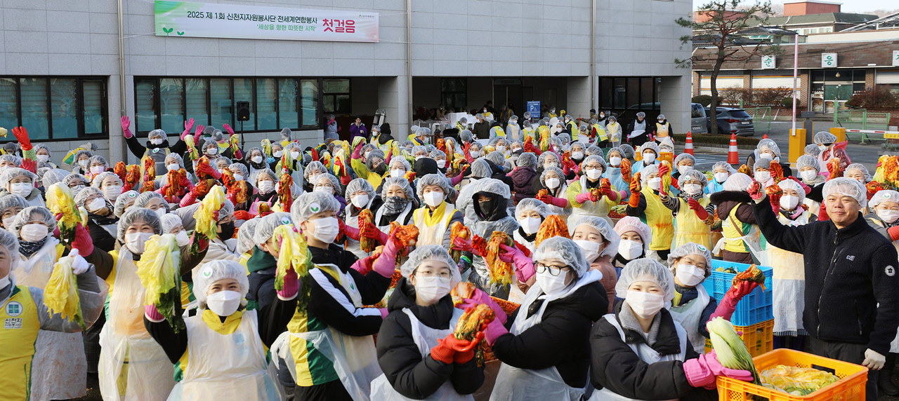 신천지 맛디아지파 시온기독교선교센터 116기 수료생들이 6일 천안교회에서 김장 봉사를 하고 있다. (사진제공=신천지)