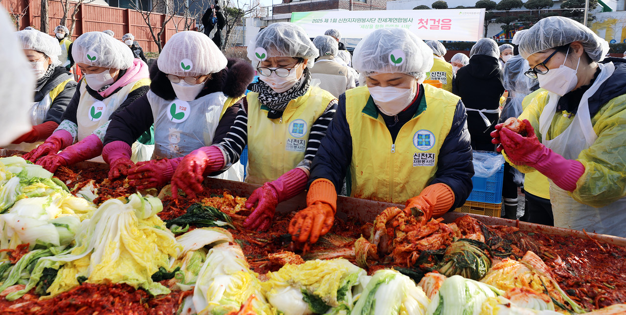 신천지 맛디아지파 시온기독교선교센터 116기 수료생들이 6일 천안교회에서 김장 봉사를 하고 있다. (사진제공=신천지)