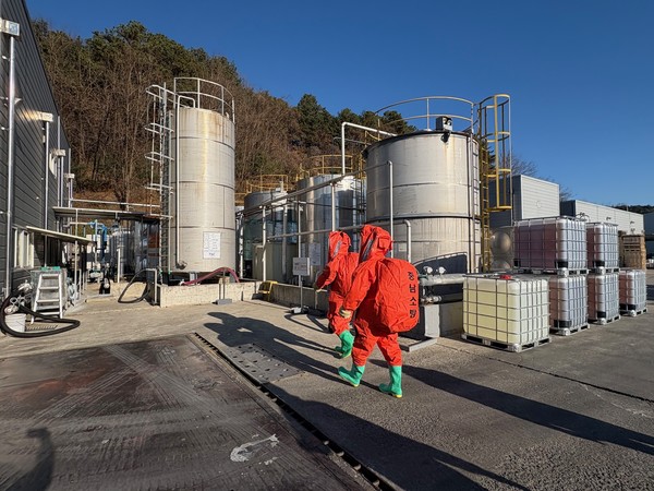계룡소방서가 두마면에 소재한 티에스씨 사업장에서 ‘2025년 유관기관 합동 화학사고 특별 구조훈련’을 실시했다(사진제공=계룡소방서)