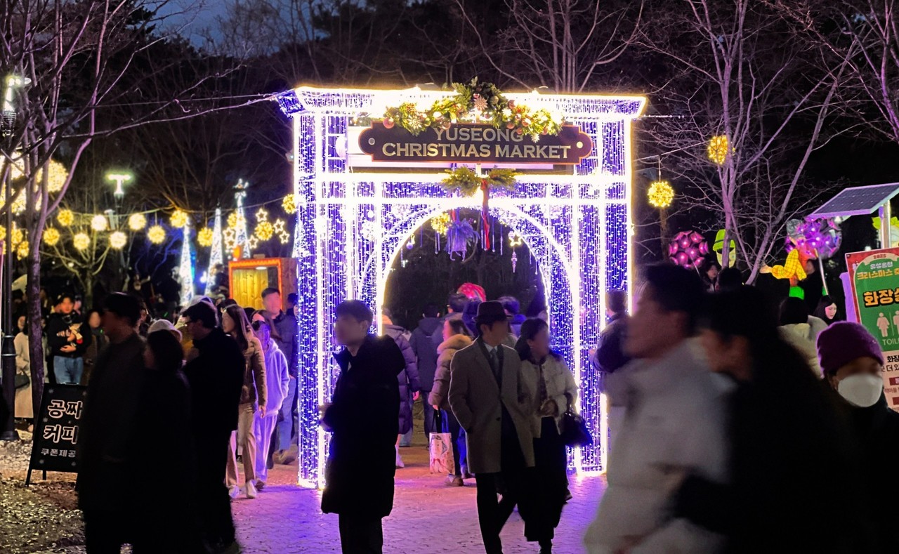 '2025 유성온천 크리스마스 축제' 현장에 인파가 몰려 있다. 이번 축제는 지난 5일부터 7일까지 사흘간 유림공원 일대에서 이어졌다. (사진=이연지 기자)