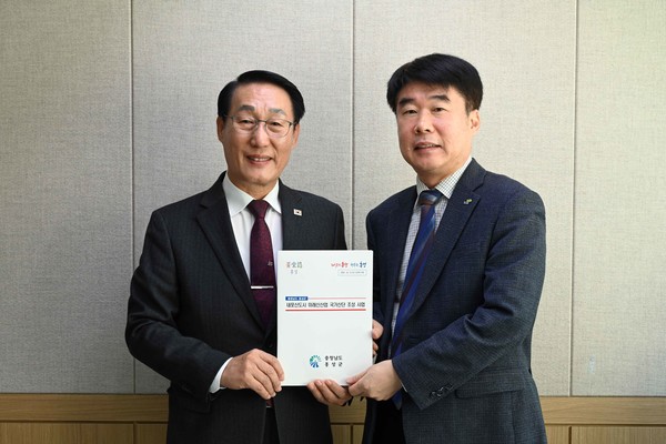 이용록 홍성군수와 김명수 산업단지처장(사진제공=홍성군 기업지원과 국가산단팀)