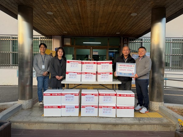 공주시 우성면은 연말을 맞아 한천리에 위치한 풀꽃마을(대표 이명숙)이 어려운 이웃을 위해 김장김치 200kg을 지난 5일 기탁했다고 밝혔다.(사진제공=우성면)