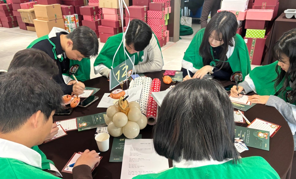 대전도시공사 임직원들이 선물 포장·성탄카드 작성 봉사활동을 진행하고 있다. (사진제공=대전도시공사)