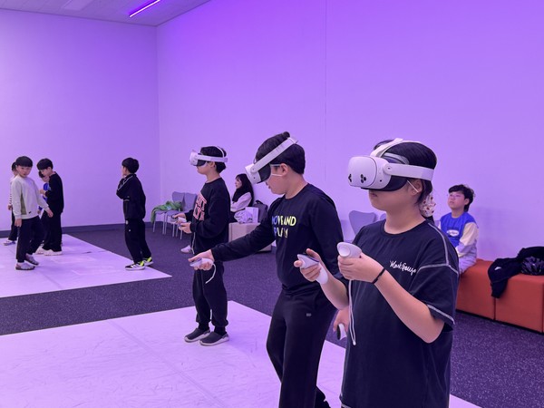 (재)천안시청소년재단 산하 천안시청소년복합커뮤니티센터는 곧 개최될 밀라노·코르티나 동계올림픽을 앞두고, 주요 종목을 AR·VR 기술을 활용한 디지털 스포츠 장비를 통해 직접 체험할 수 있는 프로그램을 운영한다고 밝혔다. (사진제공=천안시청소년재단)