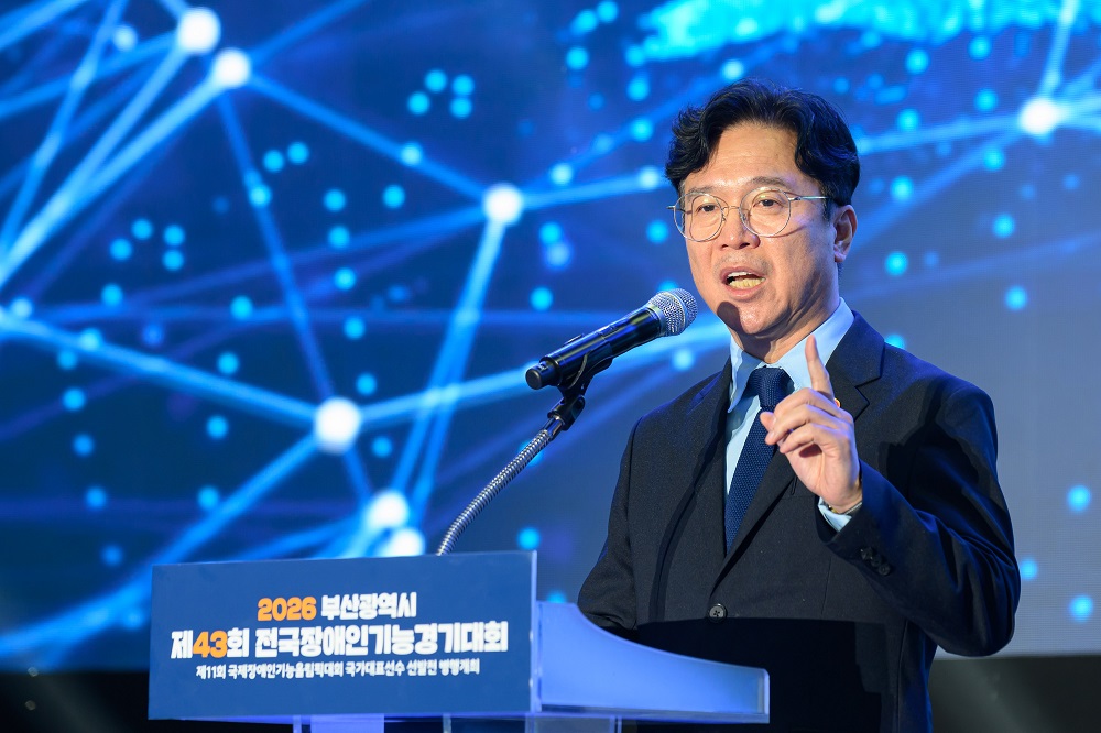 제43회 전국장애인기능경기대회 폐막...4일간 열전 마무리 대문사진, 이미지 설명: 18일 부산 벡스코 제2전시장에서 열린 ‘제43회 전국장애인기능경기대회’ 폐회식에서 김영훈 고용노동부 장관이 축사를 하고 있다. 올해 대회에는 전국 16개 시·도에서 477명이 참가했다. (사진제공=한국장애인고용공단 대전지역본부)
