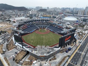 '홈 <b>개막</b>전 준비 이상 무'... <b>대전 한화생명 볼파크</b>, 시즌 <b>개막</b> 준비 완...