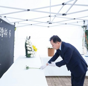 "모든 <b>교사</b>에 존중을" 충남서도 제주 <b>교사</b> 애도 물결